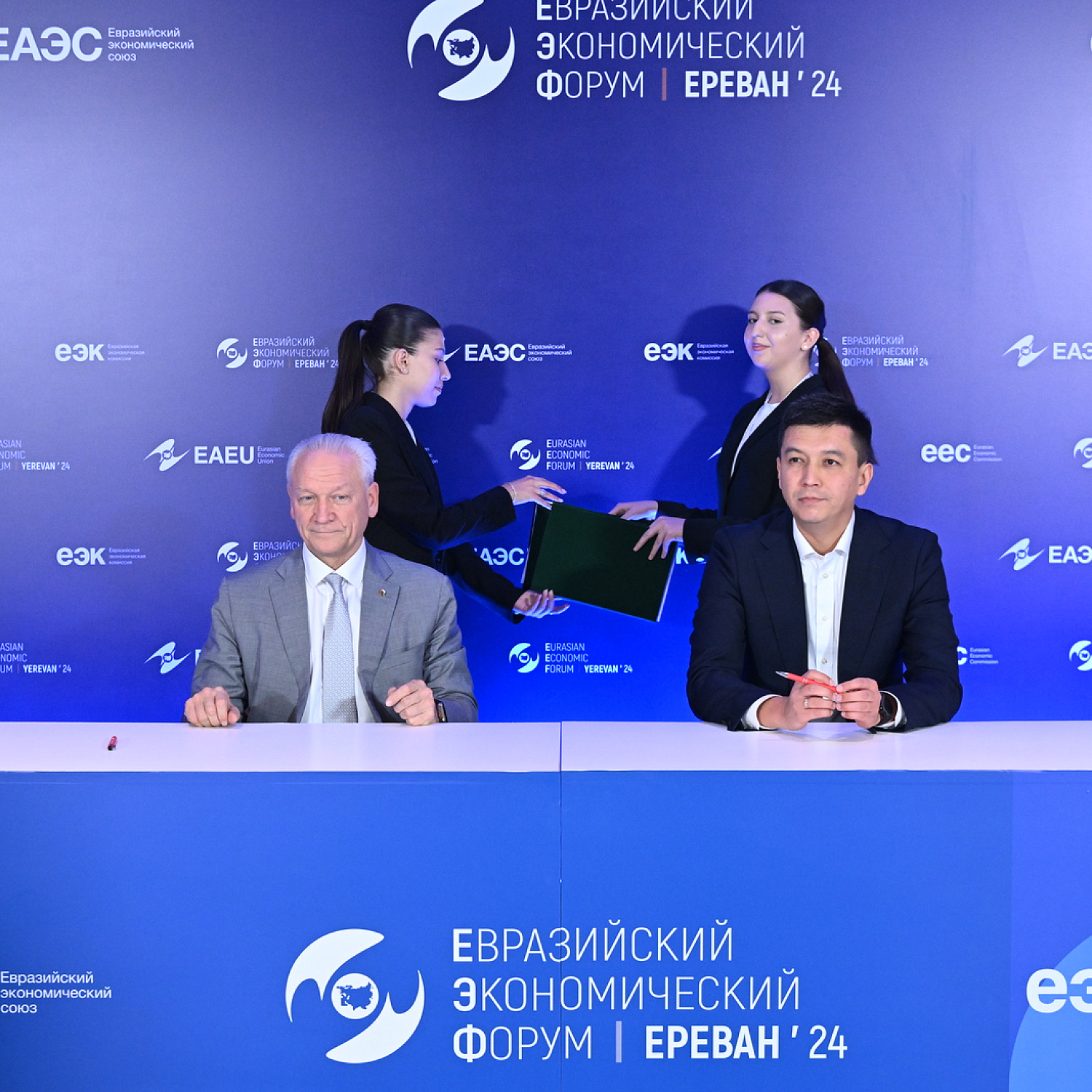 Церемония подписания документов в рамках ЕЭФ-2024