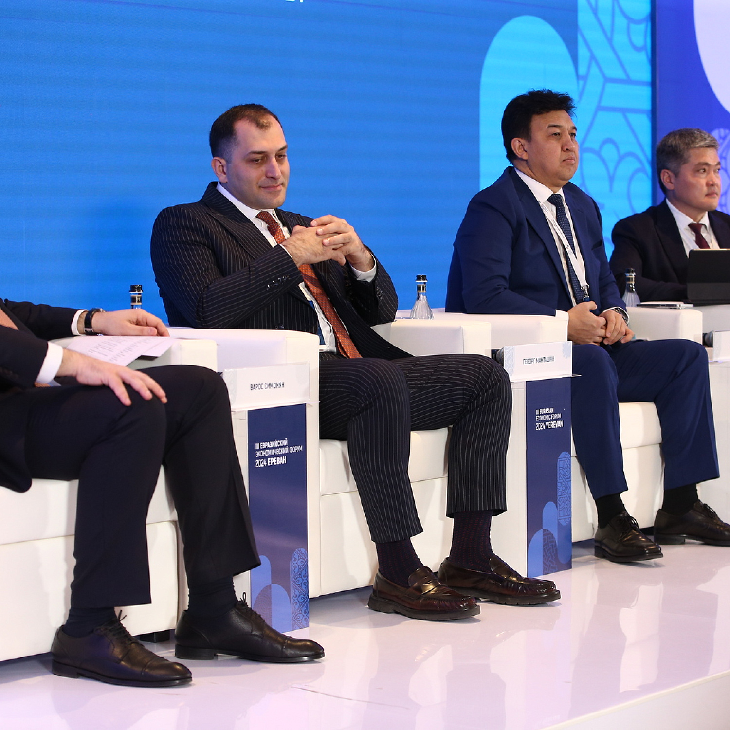 Цифровизироваться нельзя остановиться. Где ставим запятую?