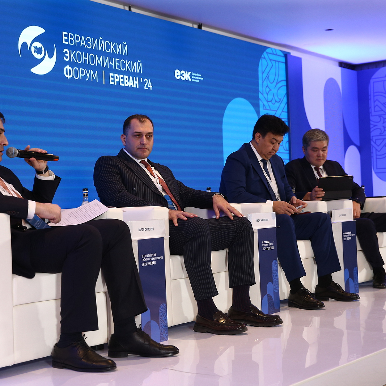 Цифровизироваться нельзя остановиться. Где ставим запятую?