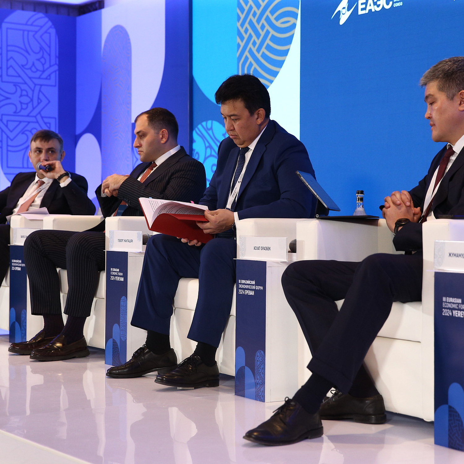 Цифровизироваться нельзя остановиться. Где ставим запятую?