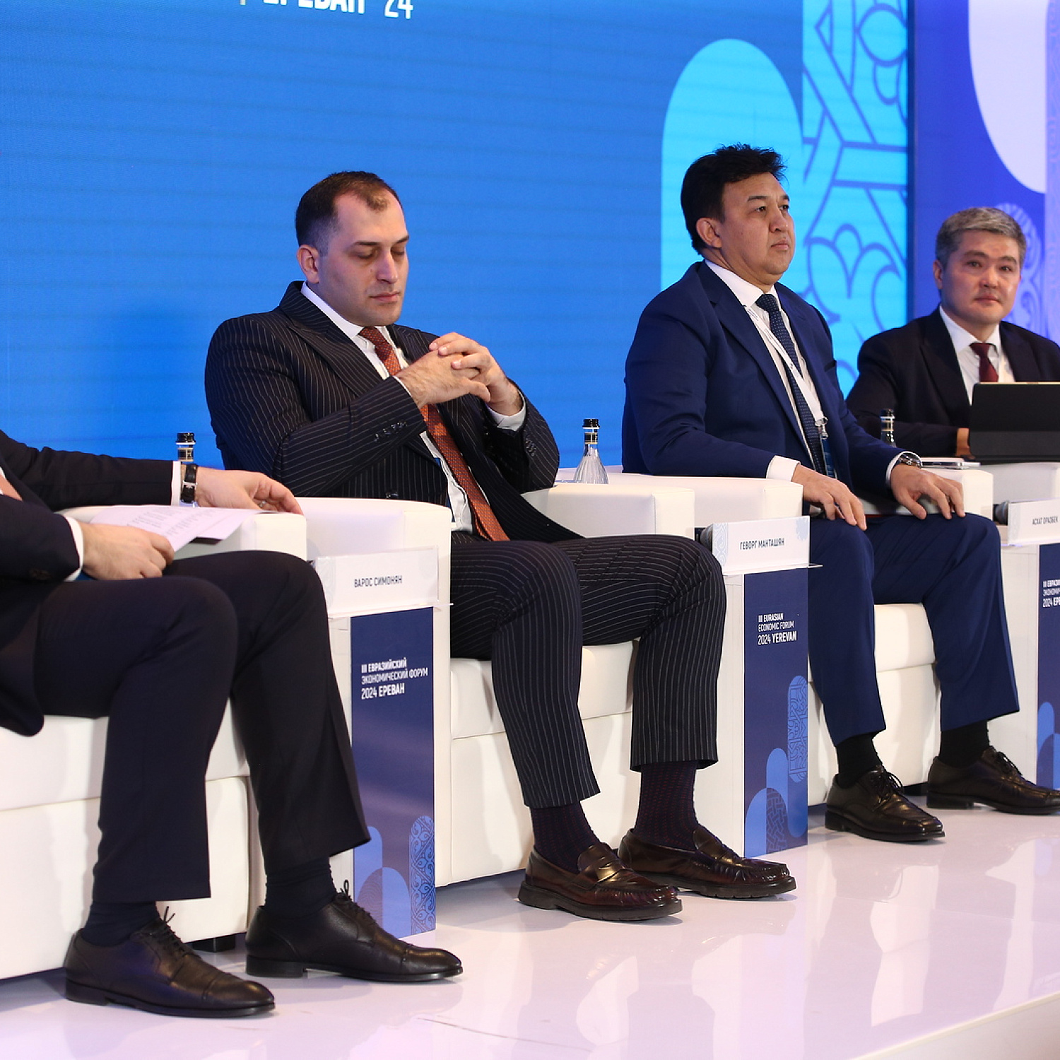 Цифровизироваться нельзя остановиться. Где ставим запятую?