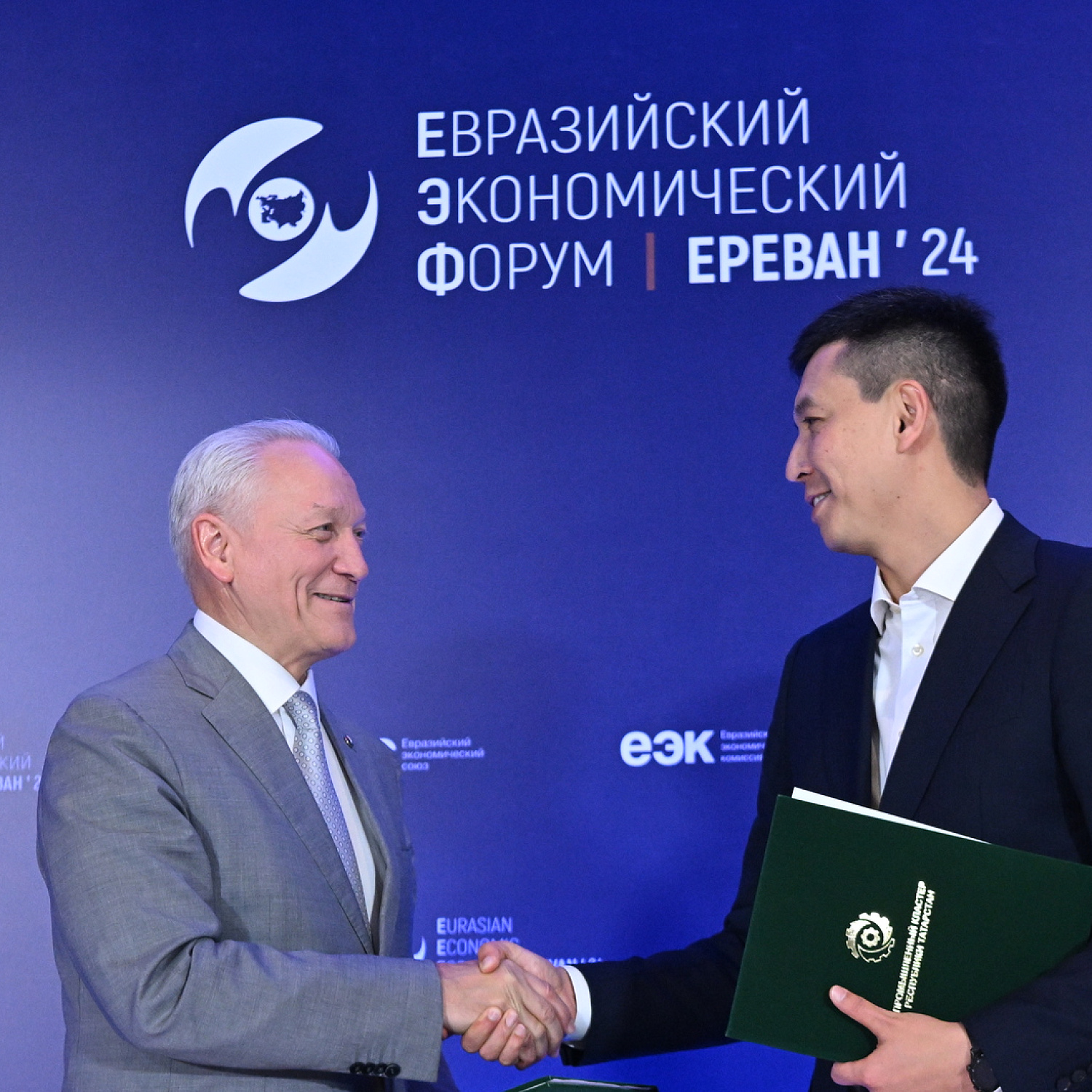 Церемония подписания документов в рамках ЕЭФ-2024