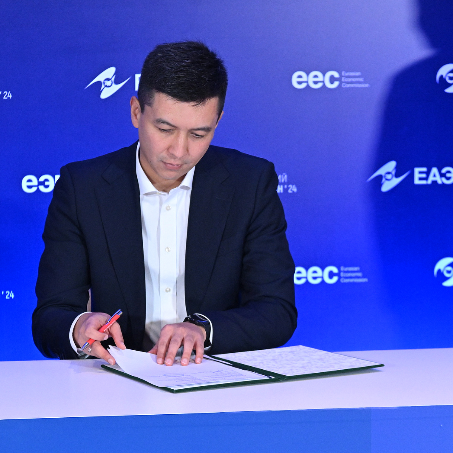 Церемония подписания документов в рамках ЕЭФ-2024