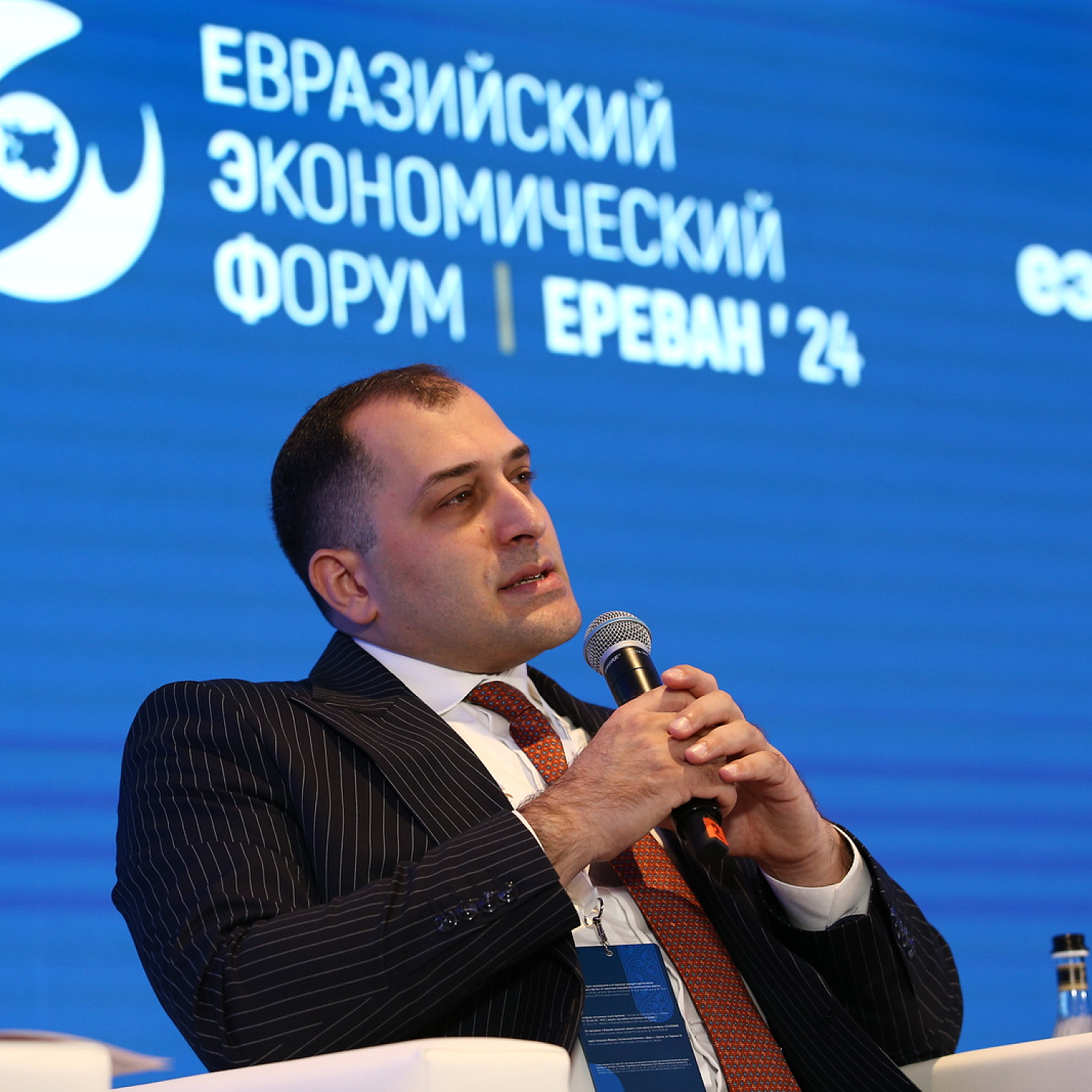 Цифровизироваться нельзя остановиться. Где ставим запятую?