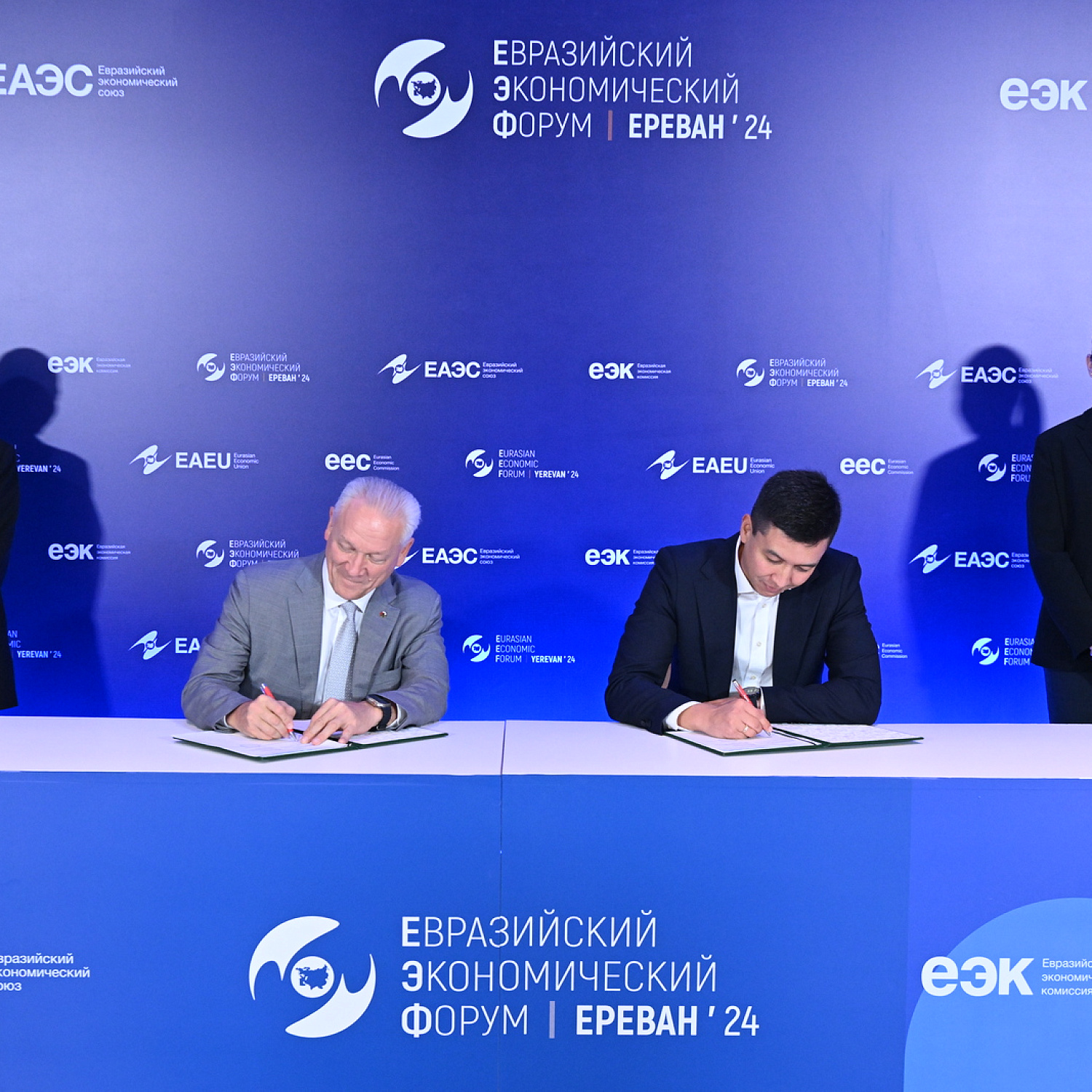 Церемония подписания документов в рамках ЕЭФ-2024