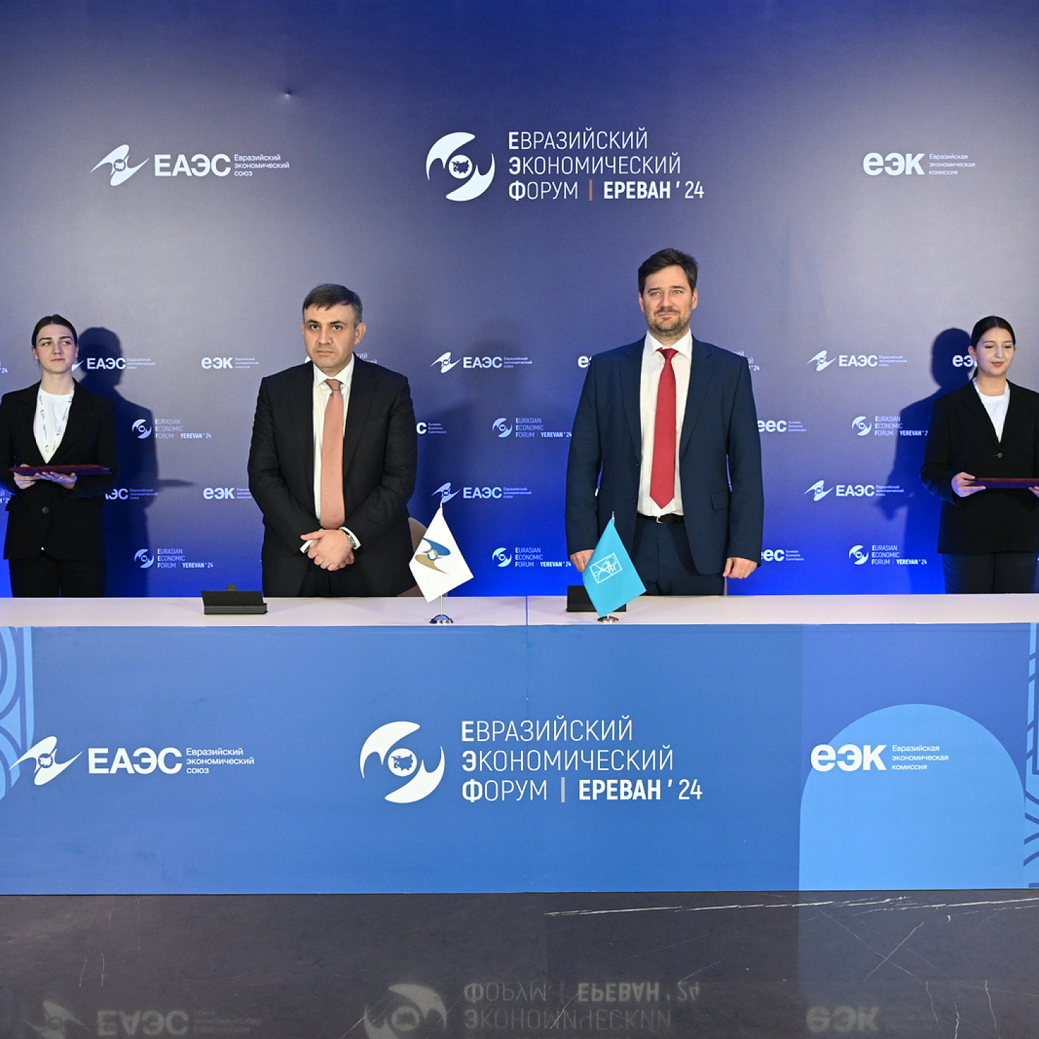 Церемония подписания документов в рамках ЕЭФ-2024