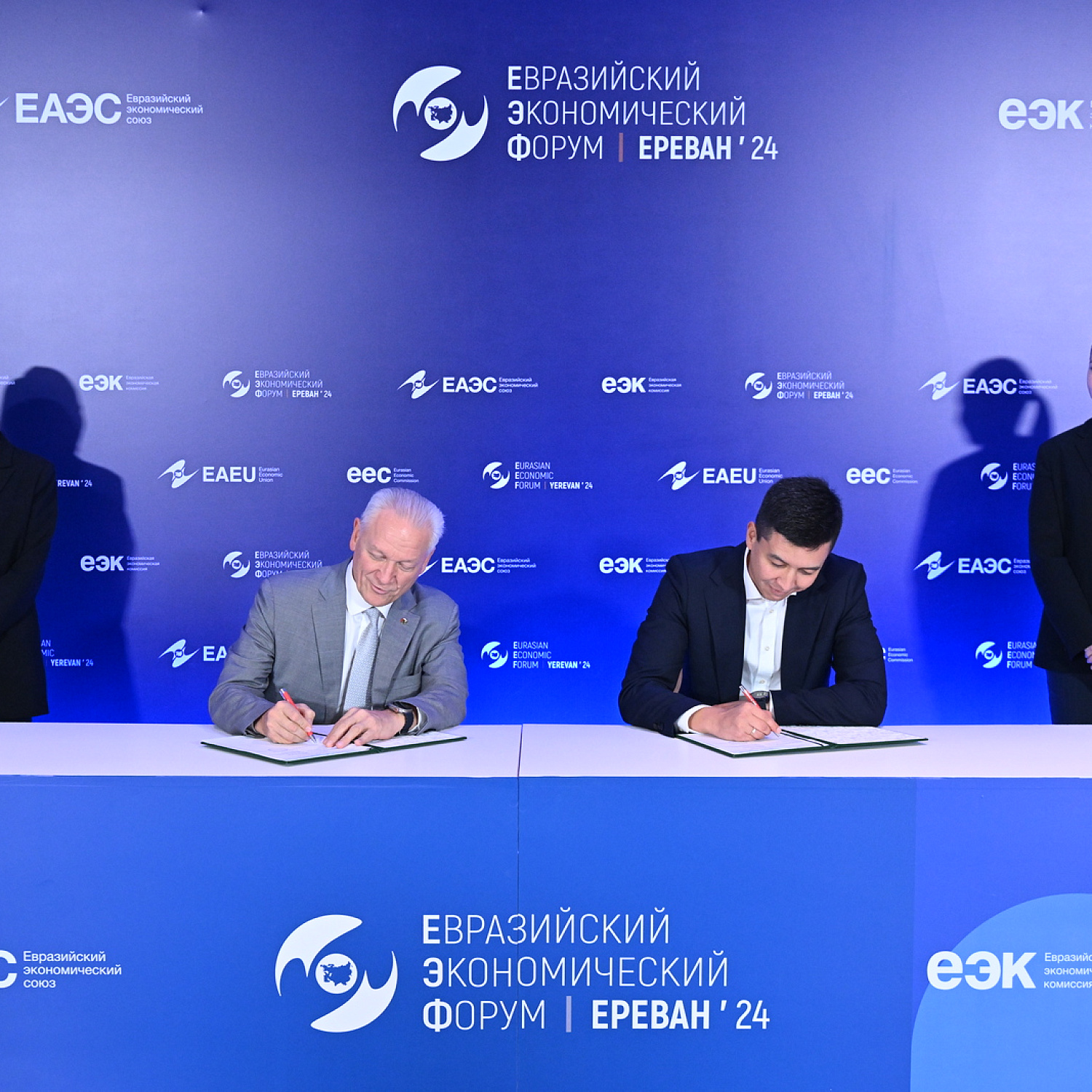 Церемония подписания документов в рамках ЕЭФ-2024