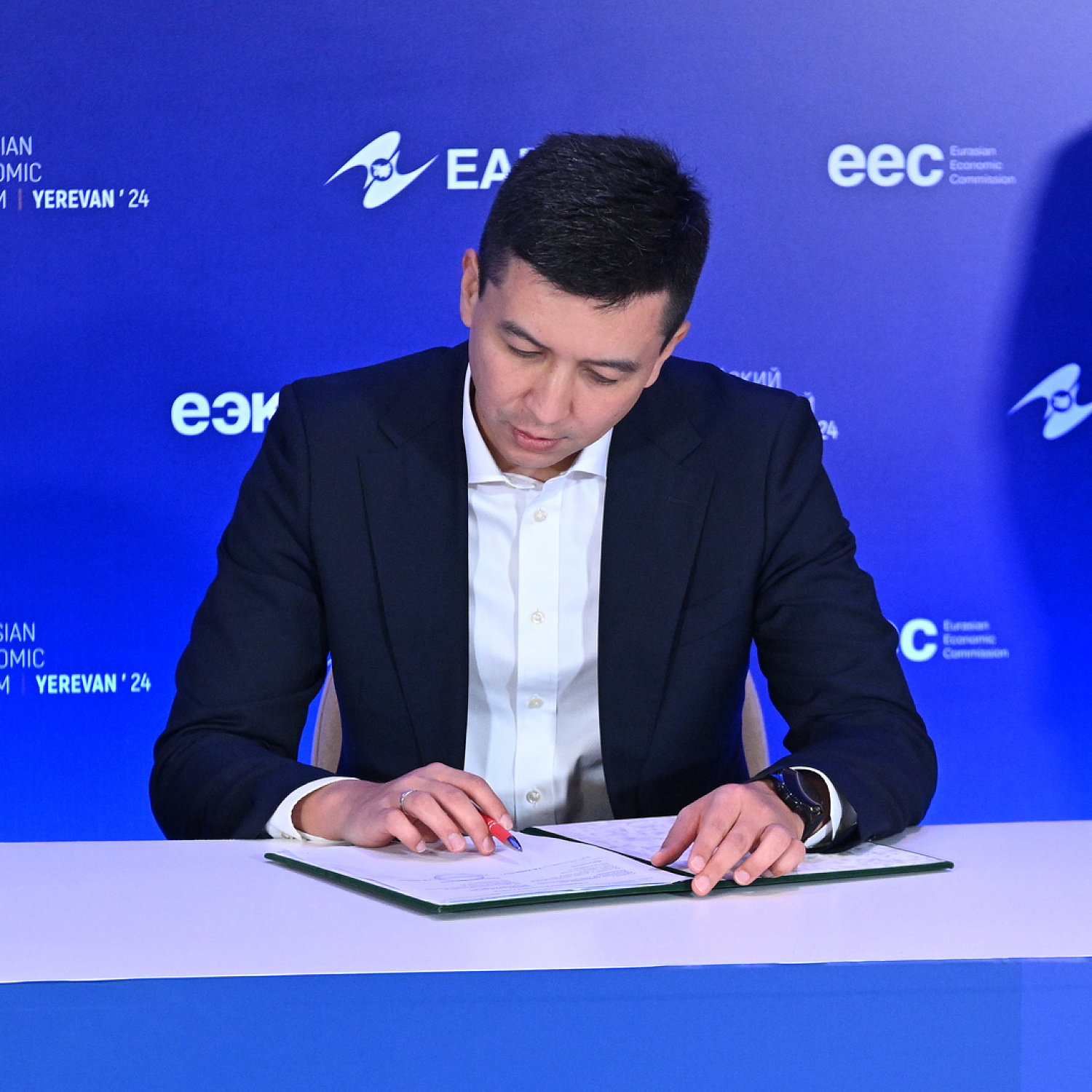 Церемония подписания документов в рамках ЕЭФ-2024