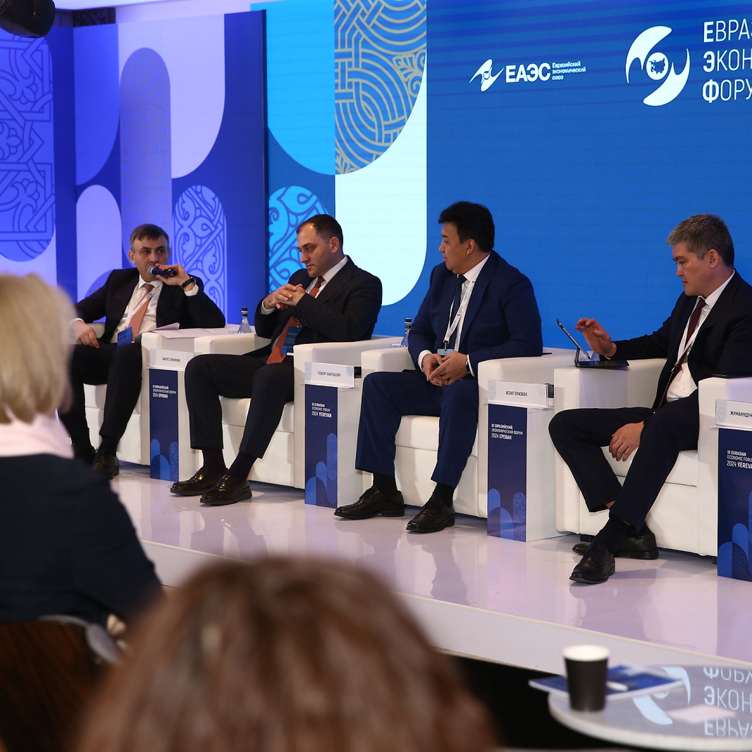 Цифровизироваться нельзя остановиться. Где ставим запятую?