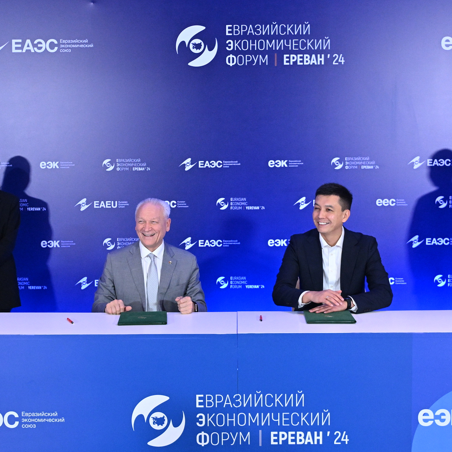 Церемония подписания документов в рамках ЕЭФ-2024