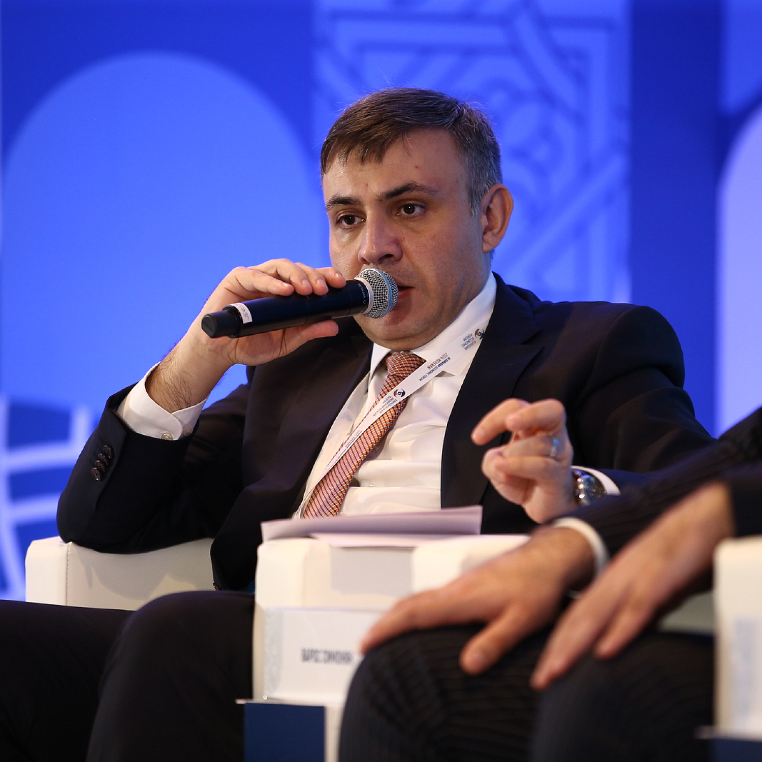 Цифровизироваться нельзя остановиться. Где ставим запятую?