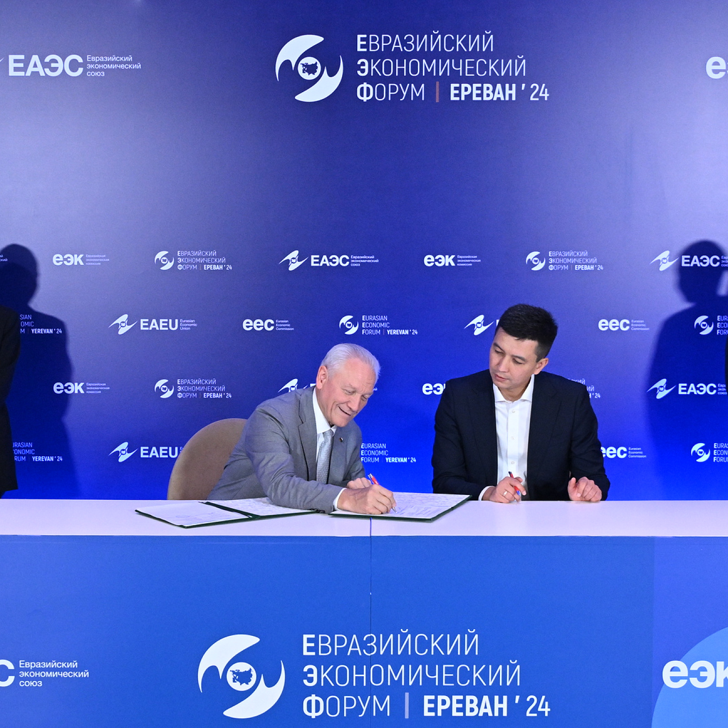 Церемония подписания документов в рамках ЕЭФ-2024