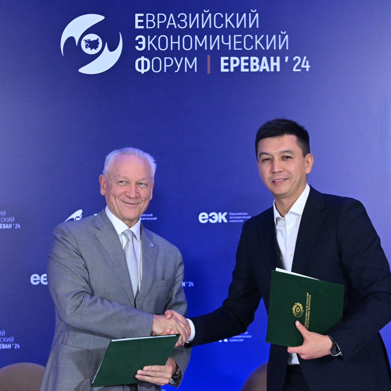 Церемония подписания документов в рамках ЕЭФ-2024