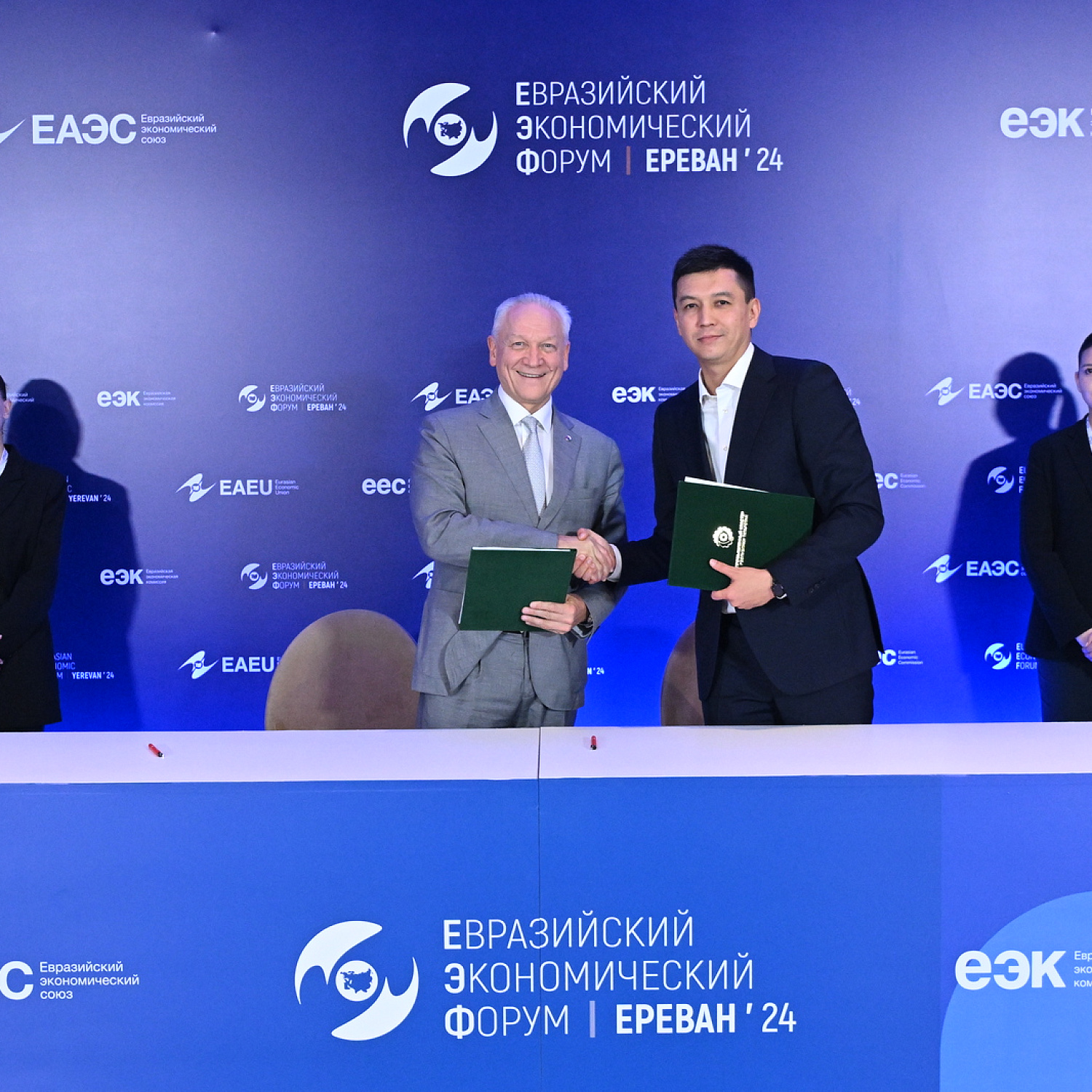 Церемония подписания документов в рамках ЕЭФ-2024