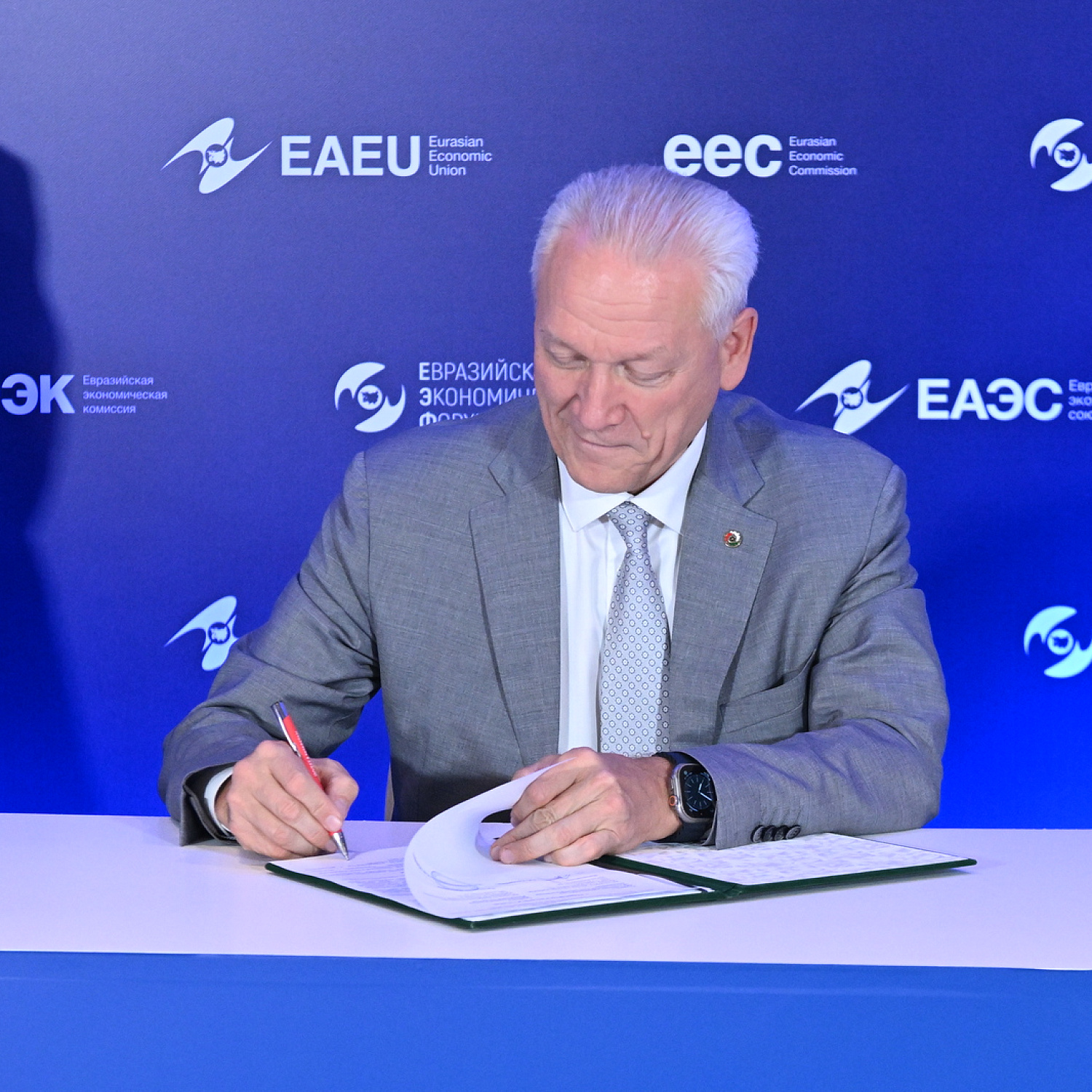 Церемония подписания документов в рамках ЕЭФ-2024